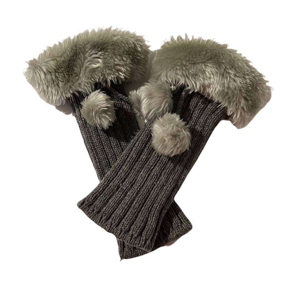 NWOT Gray fingerless gloves with faux fur and pompom